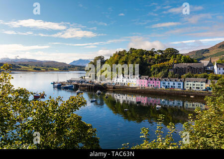 Vereinigtes Königreich, Schottland, bunte Häuser in Portree auf der Insel Skye. Stockfoto