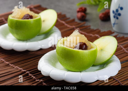 Der geniessbare Vogelnest Suppe in einer Apple Stockfoto