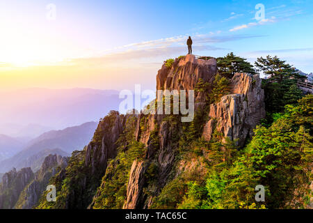 Mann an der Spitze des Berges, der konzeptuellen Szene Stockfoto