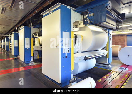 Druckerei: Papierrolle in einer Druckmaschine Stockfoto