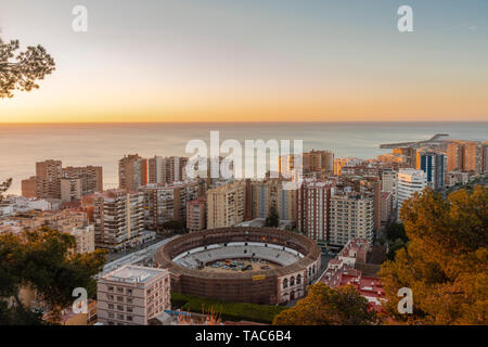 Spanien, Malaga, Blick auf den Hafen und La Malagueta von Sunrise Stockfoto