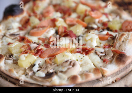 Pizza, Würstchen, Speck und Ananas auf Holz-, Pizza Hawaii Stockfoto