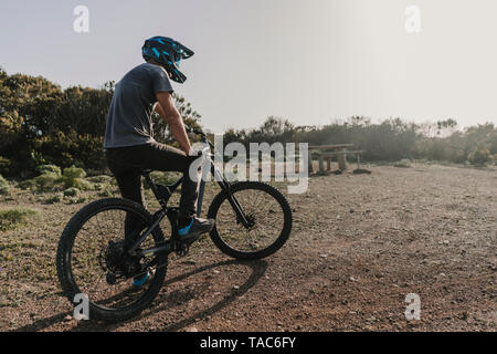 Spanien, Lanzarote, Mountainbiker auf einer Reise in Wüstenhaft Landschaft Stockfoto