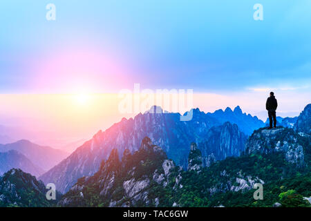 Mann an der Spitze des Berges, der konzeptuellen Szene Stockfoto