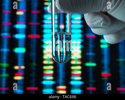 Die genetische Forschung, DNA-Profil in einem Reagenzglas mit einer Stichprobe wider Stockfoto