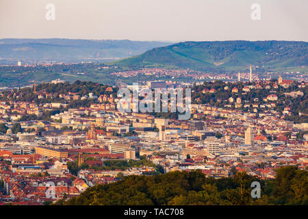 Deutschland, Baden-Württemberg, Stuttgart, Stadtbild mit Fernsehturm am Abend, Ansicht vom Birkenkopf Stockfoto