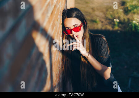 Spanien, Portrait eines Mädchen im Teenageralter mit Finger am Mund Stockfoto