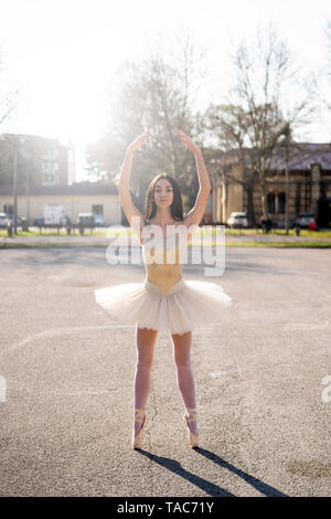 Italien, Verona, Ballerina tanzen in der Stadt Stockfoto