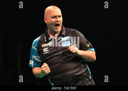 London, Großbritannien. 23 Mai, 2019. Rob Cross feiert in seinem Halbfinale gegen James Wade. 2019 Unibet Premier League Darts, Play-offs in der O2 Arena in London am Donnerstag, den 23. Mai 2019 Dieses Bild dürfen nur für redaktionelle Zwecke verwendet werden. Nur die redaktionelle Nutzung, eine Lizenz für die gewerbliche Nutzung erforderlich. pic von Steffan Bowen/Andrew Orchard sport Fotografie/Alamy Live news Credit: Andrew Orchard sport Fotografie/Alamy leben Nachrichten Stockfoto