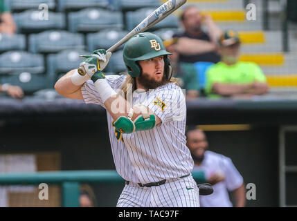 Oklahoma City, OK, USA. 22. Mai, 2019. Baylor infielder Davis Wendzel (33) bat während einer2019 Phillips 66 Big 12 Baseball Meisterschaft erste runde Spiel zwischen dem Oklahoma Sooners und der Baylor Bären an Chickasaw Bricktown Ballpark in Oklahoma City, OK. Grau Siegel/CSM/Alamy leben Nachrichten Stockfoto