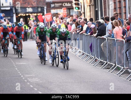 Salisbury, Wiltshire, UK. 23 Mai, 2019. OVO Energy Tour Serie Radfahren; Leitung Gruppe Fahrer vom Team Canyon dhb-p/b Bloor Wohnungen Credit: Aktion plus Sport/Alamy leben Nachrichten Stockfoto