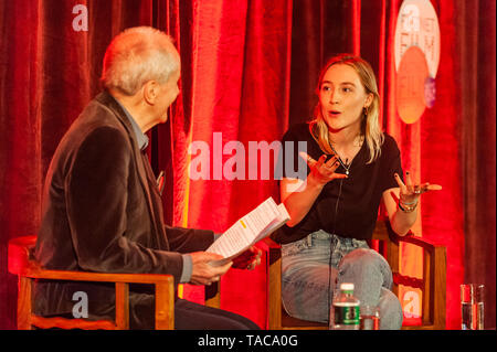 Schull, West Cork, Irland. 23 Mai, 2019. Drei Oscars nominierten Film star Saoirse Ronan heute Abend von Festival Stuhl Johannes Kelleher in der Schull Harbour Hotel interviewt wurde. Das Interview war Teil des 11 Fastnet Film Festival. Die festval läuft bis Sonntag. Credit: Andy Gibson/Alamy Leben Nachrichten. Stockfoto