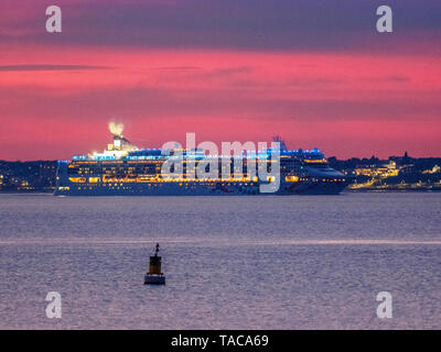 Sheerness, Kent, Großbritannien. 23 Mai, 2019. UK Wetter: Kreuzfahrtschiff "Norwegian Pearl" vorbei an Sheerness in Kent in der Dämmerung am Abend nach dem Verlassen Tilbury. Sie hat geglaubt, um die längste Kreuzfahrtschiff der Themse zu besuchen und Liegeplatz am London International Cruise Terminal in Tilbury mit 294 m (965 ft). Sie wurde im Jahr 2006 eingeleitet und in der Regel Segel um Alaska und in die Karibik. Credit: James Bell/Alamy leben Nachrichten Stockfoto