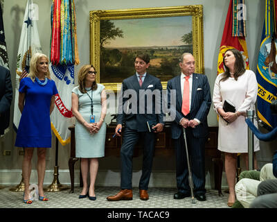 Von links nach rechts, Weiße Haus Ratgeber Kellyanne Conway, Direktor für Strategische Kommunikation Mercedes Schlapp, Weißes Haus Principal Deputy Press Secretary Hogan Gidley, Direktor des United States National Economic Council Larry Kudlow und Pressesprecher des Weißen Hauses, Sarah Huckabee Sanders alle Berichte Berichte, dass Präsident Donald Trump seine Beherrschung verlor gestern in einer Sitzung mit Demokraten, wie Präsident Donald Trump Erläuterungen auf die Unterstützung der amerikanischen Landwirte liefert, in der Roosevelt Zimmer im Weißen Haus in Washington, DC am 23. Mai 2019 widerlegen. Trump verkündete ein $ 16 Mrd. in Beihilfen für Stockfoto