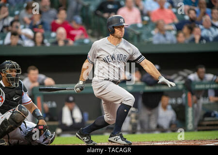 Baltimore, Vereinigte Staaten von Amerika. 22. Mai, 2019. New York Yankees Mittelfeldspieler Brett Gardner (11) verdoppelt im zweiten Inning gegen die Baltimore Orioles, Oriole Park in Camden Yards, Baltimore, MD, am Mittwoch, den 22. Mai 2019. Credit: Ron Sachs/CNP (Einschränkung: Keine New York oder New Jersey Zeitungen oder Zeitschriften innerhalb eines 75-Meilen-Radius von New York City) | Verwendung der weltweiten Kredit: dpa/Alamy leben Nachrichten Stockfoto