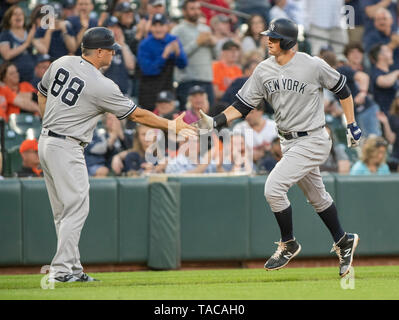 Baltimore, Vereinigte Staaten von Amerika. 22. Mai, 2019. New York Yankees Third Base coach Phil Nevin (88) gratuliert dritter Basisspieler DJ LeMahieu (26) als er runden die Grundlagen nach der Kollision mit einem 2 run Home Run im zweiten Inning gegen die Baltimore Orioles, Oriole Park in Camden Yards, Baltimore, MD, am Mittwoch, den 22. Mai 2019. Credit: Ron Sachs/CNP (Einschränkung: Keine New York oder New Jersey Zeitungen oder Zeitschriften innerhalb eines 75-Meilen-Radius von New York City) | Verwendung der weltweiten Kredit: dpa/Alamy leben Nachrichten Stockfoto
