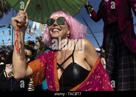 Los Angeles, USA. 23 Feb, 2019. Ein Teilnehmer während der Parade in Los Angeles. Mardi Gras auch als Fat Tuesday bekannt gesehen ist ein kulturelles Karneval, dass die meisten berühmt in ganz Lateinamerika und in einigen Orten in den USA in New Orleans gefeiert wird. Credit: Ronen Tivony/SOPA Images/ZUMA Draht/Alamy leben Nachrichten Stockfoto