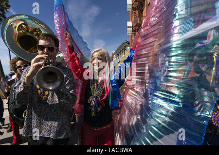 Los Angeles, USA. 23 Feb, 2019. Die Teilnehmer sind während der Parade in Los Angeles. Mardi Gras auch als Fat Tuesday bekannt gesehen ist ein kulturelles Karneval, dass die meisten berühmt in ganz Lateinamerika und in einigen Orten in den USA in New Orleans gefeiert wird. Credit: Ronen Tivony/SOPA Images/ZUMA Draht/Alamy leben Nachrichten Stockfoto