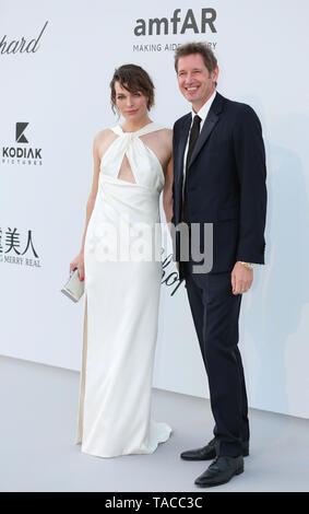 Cannes, Antibes, Frankreich. 23. Mai 2019. Milla Jovovich und Paul W.S. Anderson an der amfAR Gala in Cannes 2019 im Hotel du Cap-Eden-Roc (Credit: Mickael Chavet/Zuma/Alamy Live-Nachrichten) Stockfoto