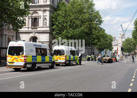 London, Großbritannien. 23 Mai, 2019. Die Polizei stand Guard an Whitehall in London, Großbritannien am 23. Mai 2019. Polizei geschlossen Whitehall nach ein verdächtiges Paket in der Nähe von Downing Street in London am Donnerstag gefunden wurde. Credit: Ray Tang/Xinhua/Alamy leben Nachrichten Stockfoto