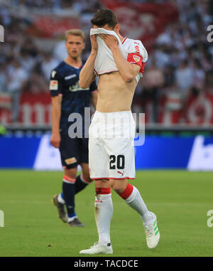 Stuttgart, Deutschland. 23 Mai, 2019. Der Stuttgarter Christian Gentner reagiert während der ersten Bein Spiel der Relegation Bundesliga Play-off zwischen Stuttgart und Union Berlin in Stuttgart, Deutschland, 23. Mai 2019. Das Spiel endete mit einem 2:2-Unentschieden. Credit: Philippe Ruiz/Xinhua/Alamy leben Nachrichten Stockfoto