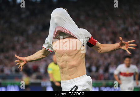 Stuttgart, Deutschland. 23 Mai, 2019. Der Stuttgarter Christian Gentner feiert zählen während der ersten Etappe Spiel der Relegation Bundesliga Play-off zwischen Stuttgart und Union Berlin in Stuttgart, Deutschland, 23. Mai 2019. Das Spiel endete mit einem 2:2-Unentschieden. Credit: Philippe Ruiz/Xinhua/Alamy leben Nachrichten Stockfoto