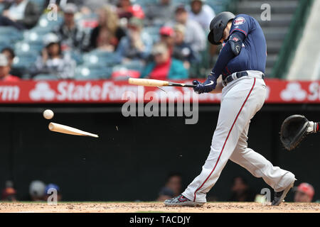 Anaheim, Kalifornien, USA. 23. Mai 2019. Minnesota Twins erste Basisspieler C.J. Cron (24) zerbricht seinen Schläger, als er für die Zwillinge während des Spiels zwischen der Minnesota Twins und der Präfektur Aichi im Angel Stadium in Anaheim, CA, (Foto von Peter Joneleit, Cal Sport Media) Credit: Cal Sport Media/Alamy Leben Nachrichten hits Stockfoto