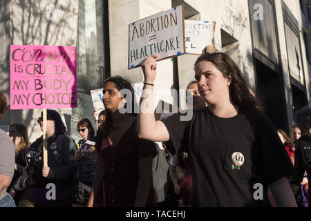 Chicago, IL, USA. 23 Mai, 2019. Frauen in Chicago protestierten die schwungvolle Abtreibung Bands. Bei Daley Plaza und vor der Trump Tower. Nach mehreren Staaten restriktive Abtreibung verbietet. Credit: Rick Majewski/ZUMA Draht/Alamy leben Nachrichten Stockfoto