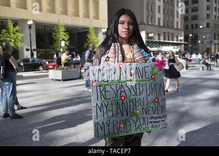 Chicago, IL, USA. 23 Mai, 2019. Frauen in Chicago protestierten die schwungvolle Abtreibung Bands. Bei Daley Plaza und vor der Trump Tower. Nach mehreren Staaten restriktive Abtreibung verbietet. Credit: Rick Majewski/ZUMA Draht/Alamy leben Nachrichten Stockfoto