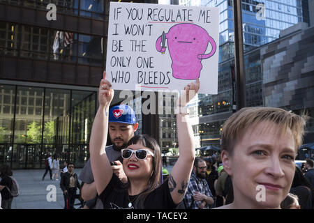 Chicago, IL, USA. 23 Mai, 2019. Frauen in Chicago protestierten die schwungvolle Abtreibung Bands. Bei Daley Plaza und vor der Trump Tower. Nach mehreren Staaten restriktive Abtreibung verbietet. Credit: Rick Majewski/ZUMA Draht/Alamy leben Nachrichten Stockfoto