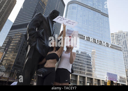 Chicago, IL, USA. 23 Mai, 2019. Frauen in Chicago protestierten die schwungvolle Abtreibung Bands. Bei Daley Plaza und vor der Trump Tower. Nach mehreren Staaten restriktive Abtreibung verbietet. Credit: Rick Majewski/ZUMA Draht/Alamy leben Nachrichten Stockfoto