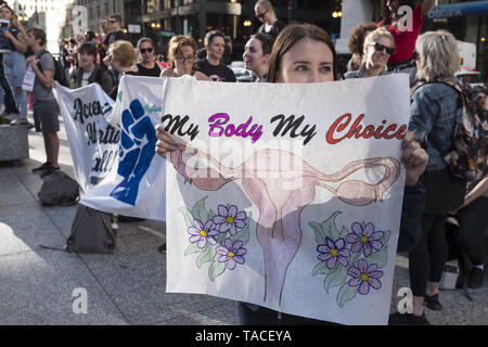 Chicago, IL, USA. 23 Mai, 2019. Frauen in Chicago protestierten die schwungvolle Abtreibung Bands. Bei Daley Plaza und vor der Trump Tower. Nach mehreren Staaten restriktive Abtreibung verbietet. Credit: Rick Majewski/ZUMA Draht/Alamy leben Nachrichten Stockfoto