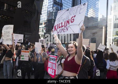 Chicago, IL, USA. 23 Mai, 2019. Frauen in Chicago protestierten die schwungvolle Abtreibung Bands. Bei Daley Plaza und vor der Trump Tower. Nach mehreren Staaten restriktive Abtreibung verbietet. Credit: Rick Majewski/ZUMA Draht/Alamy leben Nachrichten Stockfoto