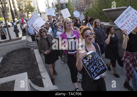 Chicago, IL, USA. 23 Mai, 2019. Frauen in Chicago protestierten die schwungvolle Abtreibung Bands. Bei Daley Plaza und vor der Trump Tower. Nach mehreren Staaten restriktive Abtreibung verbietet. Credit: Rick Majewski/ZUMA Draht/Alamy leben Nachrichten Stockfoto