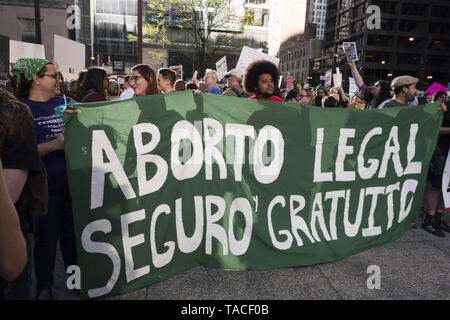 Chicago, IL, USA. 23 Mai, 2019. Frauen in Chicago protestierten die schwungvolle Abtreibung Bands. Bei Daley Plaza und vor der Trump Tower. Nach mehreren Staaten restriktive Abtreibung verbietet. Credit: Rick Majewski/ZUMA Draht/Alamy leben Nachrichten Stockfoto