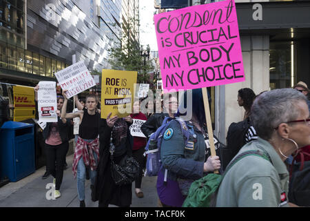 Chicago, IL, USA. 23 Mai, 2019. Frauen in Chicago protestierten die schwungvolle Abtreibung Bands. Bei Daley Plaza und vor der Trump Tower. Nach mehreren Staaten restriktive Abtreibung verbietet. Credit: Rick Majewski/ZUMA Draht/Alamy leben Nachrichten Stockfoto