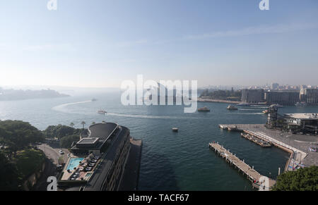 Sydney. 24. Mai, 2019. Foto am 24. Mai 2019 zeigt die Smoggy Ansicht in Sydney, Australien. Der rauch Dunst, Sydney erstickten früh in der Woche zurück ist, wieder auf Wunsch der Stadt in einem dichten Nebel Obwohl die New South Wales ländliche Feuerwehr eine Gefahrenminderung Verbrennungen am Mittwoch aufgrund der schlechten Luftqualität angehalten. Credit: Bai Xuefei/Xinhua/Alamy leben Nachrichten Stockfoto