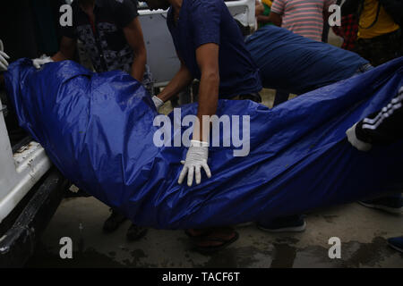 Kathmandu, Nepal. 23 Mai, 2019. Ein 12-köpfiges Team einschließlich Nepal Armee bringt vier Leichen auf einem Hubschrauber für post mortem nach Während der Mount Everest cleanup Kampagne höchsten Gipfel der Welt bei Teaching Hospital in Kathmandu, Nepal am Donnerstag, den 23. Mai 2019 zum Reinigen entfernt werden. Credit: Skanda Gautam/ZUMA Draht/Alamy leben Nachrichten Stockfoto