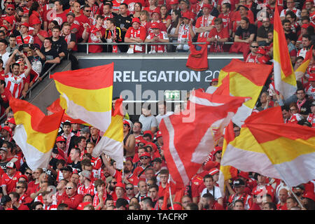 Stuttgart, Deutschland. 23 Mai, 2019. Fans, Fußball Fans Union Berlin, Fahnen, Flaggen. Humor, Jubel, Freude, Begeisterung, Fußball 1. Bundesliga Relegation, VFB Stuttgart-Union Berlin 2-2 am 23.05.2019 in Stuttgart/Deutschland. MERCEDES BENZ ARENA. DFL BESTIMMUNGEN VERBIETEN DIE VERWENDUNG DER FOTOGRAFIE ALS BILD-SEQUENZEN UND/ODER QUASI-VIDEO. | Verwendung der weltweiten Kredit: dpa/Alamy leben Nachrichten Stockfoto