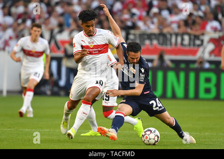 Stuttgart, Deutschland. 23 Mai, 2019. Daniel DIDAVI (VFB Stuttgart), Aktion, Duelle gegen Manuel SCHMIEDEBACH (Union Berlin). Fussball 1. Bundesliga Relegation, VFB Stuttgart-Union Berlin 2-2 am 23.05.2019 in Stuttgart/Deutschland. MERCEDES BENZ ARENA. DFL BESTIMMUNGEN VERBIETEN DIE VERWENDUNG DER FOTOGRAFIE ALS BILD-SEQUENZEN UND/ODER QUASI-VIDEO. | Verwendung der weltweiten Kredit: dpa/Alamy leben Nachrichten Stockfoto