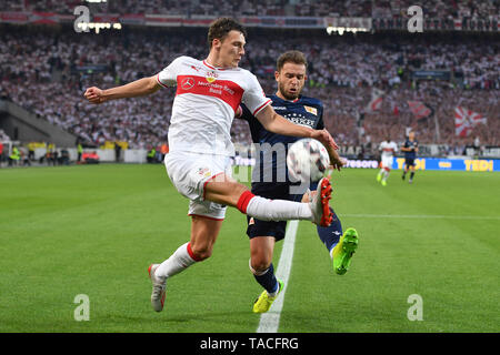 Stuttgart, Deutschland. 23 Mai, 2019. Benjamin Pavard (VFB Stuttgart), Aktion, Duelle gegen Ken REICHEL (Union Berlin). Fussball 1. Bundesliga Relegation, VFB Stuttgart-Union Berlin 2-2 am 23.05.2019 in Stuttgart/Deutschland. MERCEDES BENZ ARENA. DFL BESTIMMUNGEN VERBIETEN DIE VERWENDUNG DER FOTOGRAFIE ALS BILD-SEQUENZEN UND/ODER QUASI-VIDEO. | Verwendung der weltweiten Kredit: dpa/Alamy leben Nachrichten Stockfoto