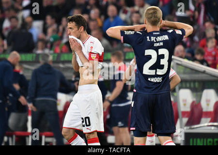 Stuttgart, Deutschland. 23 Mai, 2019. Christian Gentner (VFB Stuttgart) nach dem Spielen enttäuscht, frustriert, enttäuscht, frustratedriert, niedergeschlagen, Aktion. Fussball 1. Bundesliga Relegation, VFB Stuttgart-Union Berlin 2-2 am 23.05.2019 in Stuttgart/Deutschland. MERCEDES BENZ ARENA. DFL BESTIMMUNGEN VERBIETEN DIE VERWENDUNG DER FOTOGRAFIE ALS BILD-SEQUENZEN UND/ODER QUASI-VIDEO. | Verwendung der weltweiten Kredit: dpa/Alamy leben Nachrichten Stockfoto