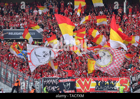 Stuttgart, Deutschland. 23 Mai, 2019. Fans, Fußball Fans Union Berlin, Fahnen, Flaggen. Humor, Jubel, Freude, Begeisterung, Fußball 1. Bundesliga Relegation, VFB Stuttgart-Union Berlin 2-2 am 23.05.2019 in Stuttgart/Deutschland. MERCEDES BENZ ARENA. DFL BESTIMMUNGEN VERBIETEN DIE VERWENDUNG DER FOTOGRAFIE ALS BILD-SEQUENZEN UND/ODER QUASI-VIDEO. | Verwendung der weltweiten Kredit: dpa/Alamy leben Nachrichten Stockfoto