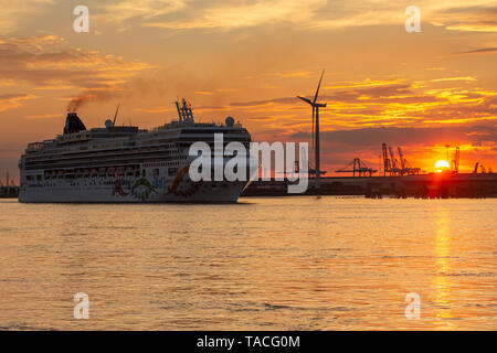 Gravesend, Kent, Vereinigtes Königreich. 23 Mai, 2019. 294 Meter lange Kreuzfahrtschiff Norwegian Pearl dargestellt, die die Themse bei Sonnenuntergang am 23. Mai. Das Schiff wird geglaubt, die längste Kreuzfahrtschiff werden auf der Themse zu festgemacht haben. Rob Powell/Alamy leben Nachrichten Stockfoto