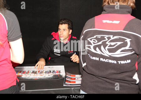 Winton, Victoria, Australien. 24. Mai, 2019. Jungfrau australische Supercars Meisterschaft Lkw unterstützen Winton SuperSprint - Nr. 15 Rick Kelly Racing für Kelly Racing Autogramme für die Fans bei der Treiber Sitzung Autogramm, Kredit: Brett Keating/Alamy leben Nachrichten Stockfoto