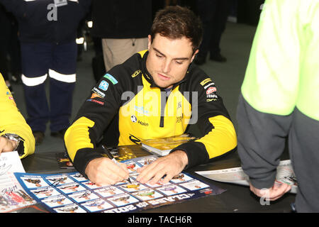 Winton, Victoria, Australien. 24. Mai, 2019. Jungfrau australische Supercars Meisterschaft Lkw unterstützen Winton SuperSprint - Nr. 14 Tim Slade Racing für Brad Jones Racing Autogramme für die Fans bei der Treiber Sitzung Autogramm, Kredit: Brett Keating/Alamy leben Nachrichten Stockfoto