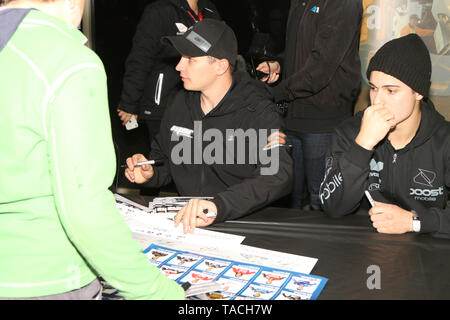 Winton, Victoria, Australien. 24. Mai, 2019. Jungfrau australische Supercars Meisterschaft Lkw unterstützen Winton SuperSprint - Nr. 35 Todd Hazelwood Racing für Matt Stone Racing Autogramme für die Fans bei der Treiber Sitzung Autogramm, Kredit: Brett Keating/Alamy leben Nachrichten Stockfoto