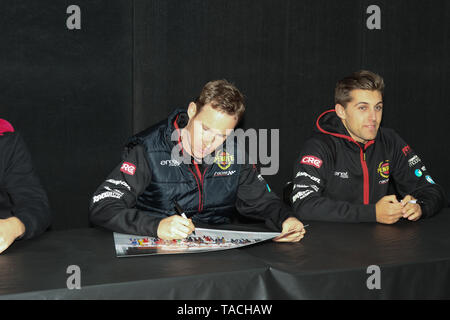 Winton, Victoria, Australien. 24. Mai, 2019. Jungfrau australische Supercars Meisterschaft Lkw unterstützen Winton SuperSprint - Nr. 9 David Reynolds Racing für Penrite Racing - Erebus Motorsport Autogramme für die Fans bei der Treiber Sitzung Autogramm, Kredit: Brett Keating/Alamy leben Nachrichten Stockfoto