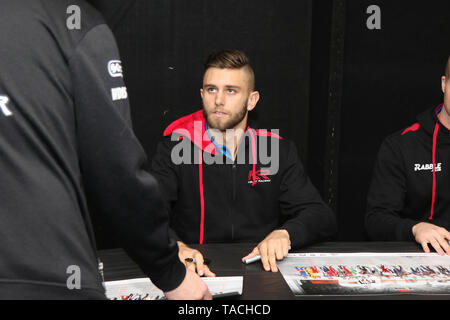 Winton, Victoria, Australien. 24. Mai, 2019. Jungfrau australische Supercars Meisterschaft Lkw unterstützen Winton Jom-Nr. 7 Andre Heimgartner Racing für Kelly Racing fahren Autogramme für die Fans bei der Treiber Sitzung Autogramm, Kredit: Brett Keating/Alamy leben Nachrichten Stockfoto