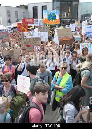 Brighton, UK. 24. Mai, 2019. Tausende Studenten und Schüler starten in Brighton zu sammeln Teil heute im globalen Klima Streik für Zukunft zu nehmen als Teil einer koordinierten Tag des Klimawandels Proteste in der ganzen Welt. Hunderttausende Kinder und Jugendliche sind zu Fuß aus Lektionen, die heute weltweit als die Schule Streikbewegung fährt fort zu wachsen. Foto: Simon Dack/Alamy leben Nachrichten Stockfoto